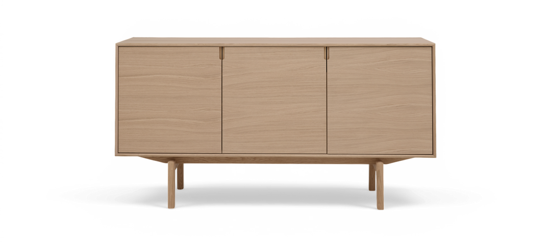Ljus ekfärgad sideboard/skänk med tre dörrar på ben, frilagd mot vit bakgrund.