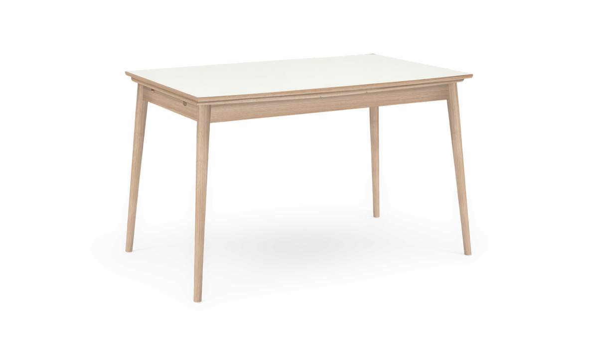 Rektangulärt matbord i ljus ek med vit bordsskiva, frilagt på vit bakgrund.