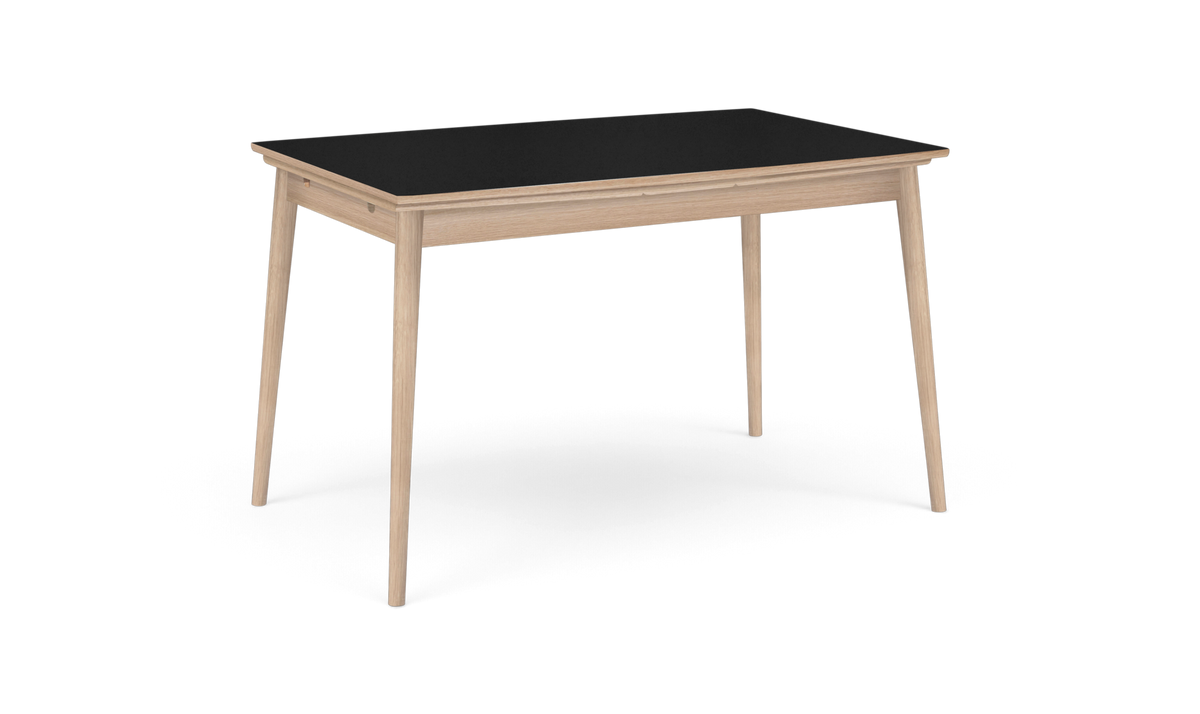 Rektangulärt bord med svart bordsskiva och ljus träram med smala ben.