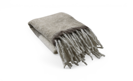 Vikad ullpläd med fransar i beige och grå toner, frilagd på vit bakgrund.
