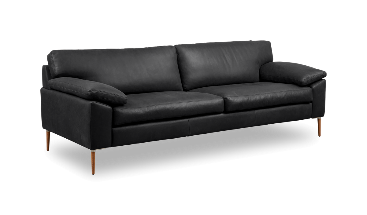 Svart tresits lädersoffa med breda armstöd och smala träben.