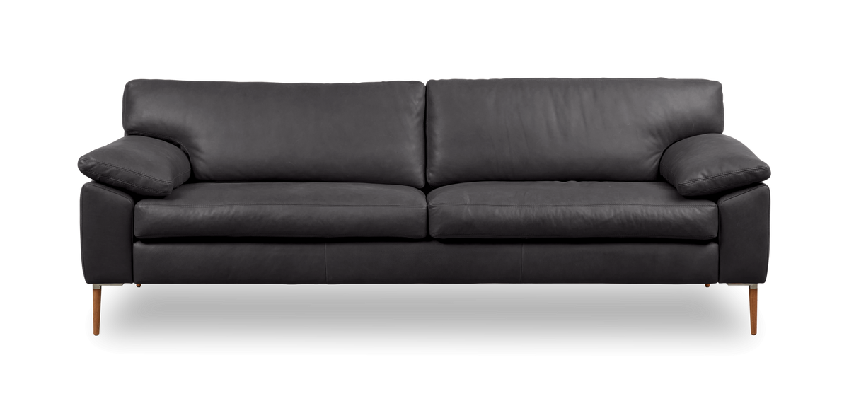 Mörkgrå tresitsig lädersoffa med smala träben, frontvy.