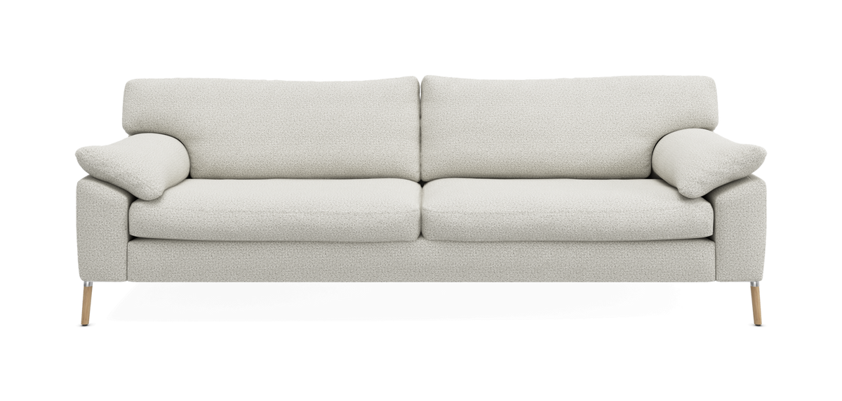 Ljusbeige 3-sits soffa med mjuka kuddar och smala träben, frontvy på vit bakgrund.