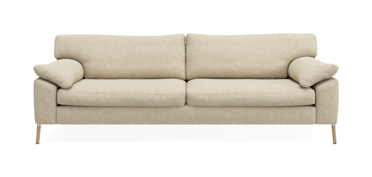 Beigefärgad 3-sits soffa med lösa rygg- och sittdynor, mjuka armstöd och smala träben, frilagd mot vit bakgrund.