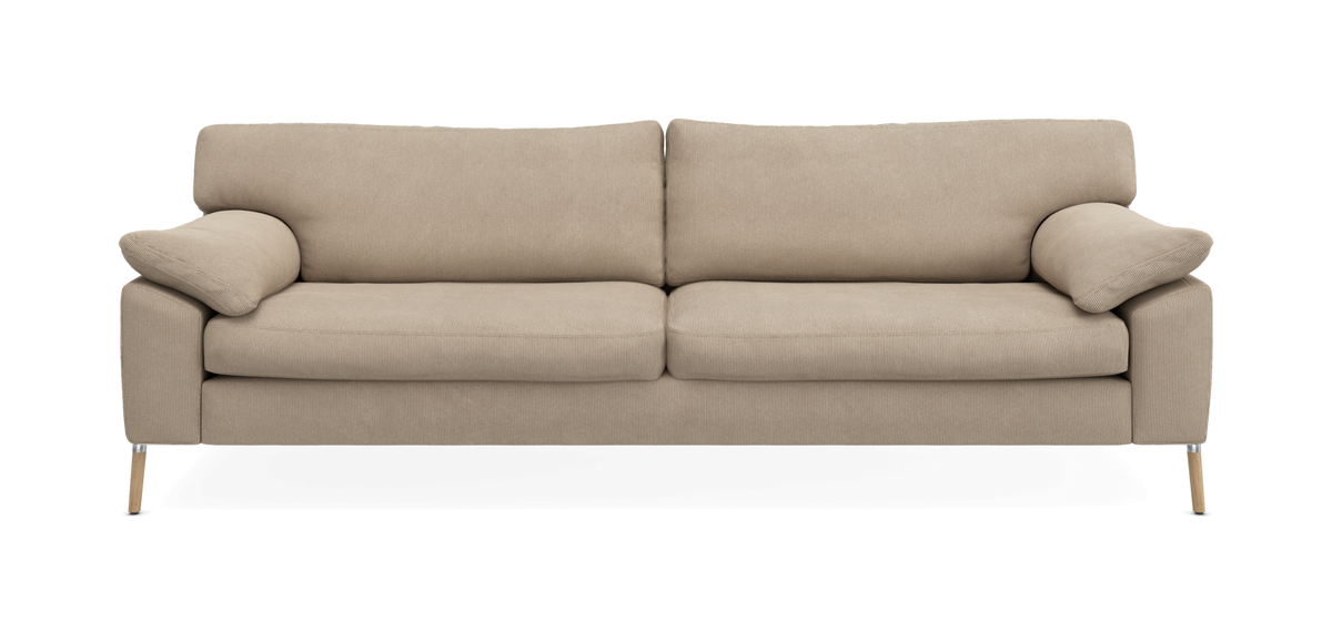 Beige ribbad tygsoffa i frontvy med mjuka, lutande armstöd och smala metallben med trädetaljer.