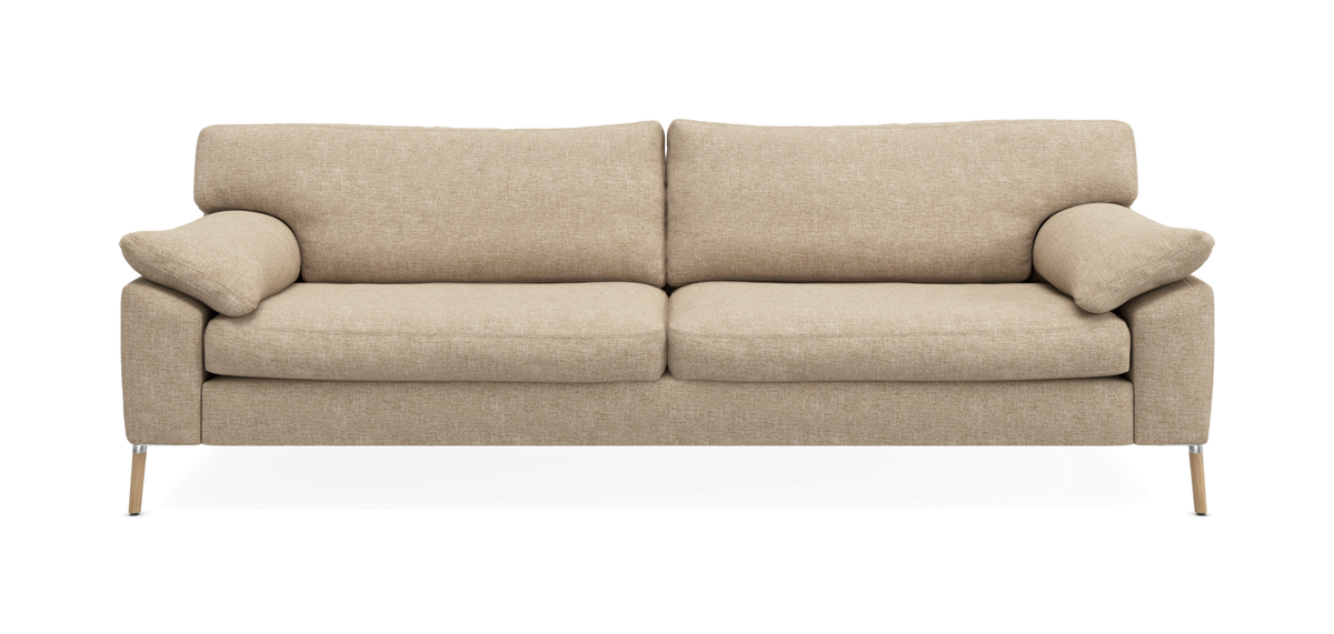 Beige tresitssoffa med mjuka kuddar og smala träben, frontvy på vit bakgrund.