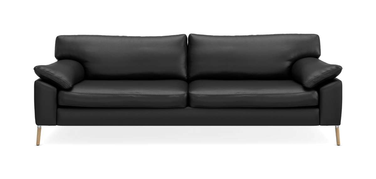 Svart skinnsoffa med slanka ben och mjuka kuddar, frontvy.