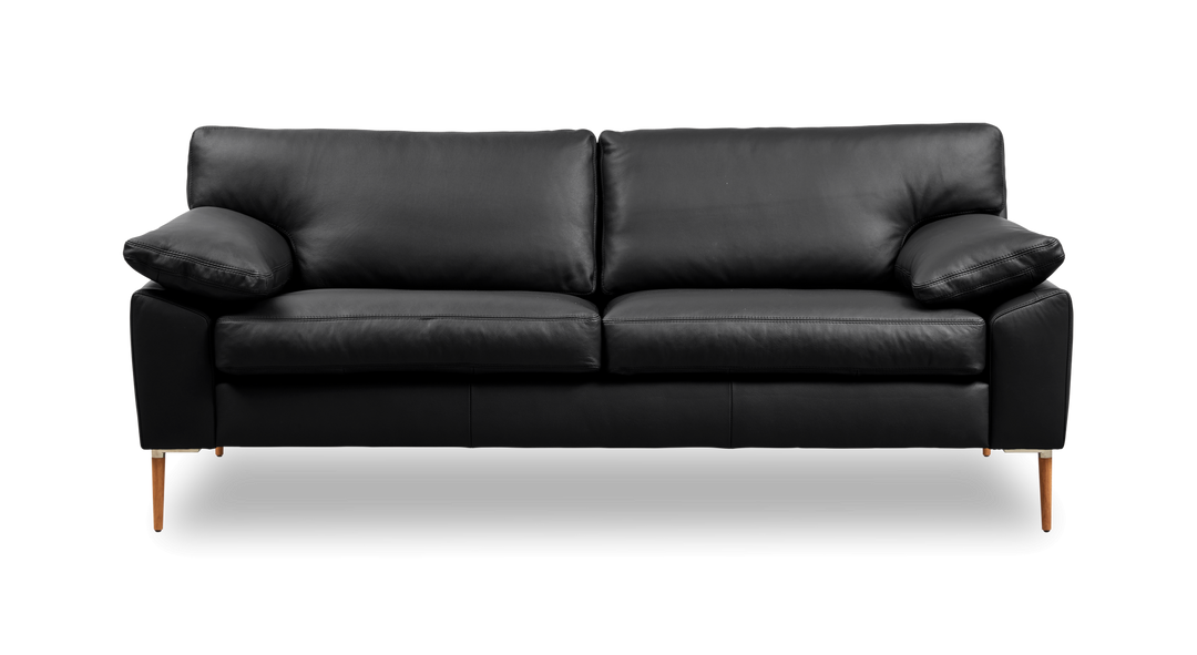 Svart lädersoffa med träben, frontvy.