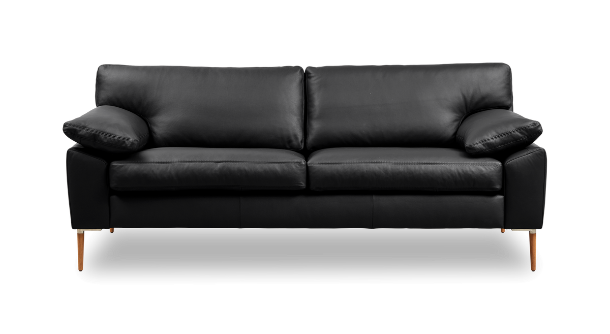Svart lädersoffa med träben, frontvy.