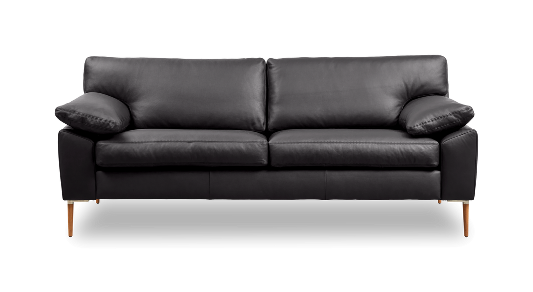 Svart lädersoffa med tre sittplatser och smala träben, sedd framifrån mot vit bakgrund.