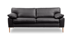 Svart lädersoffa med tre sittplatser och smala träben, sedd framifrån mot vit bakgrund.