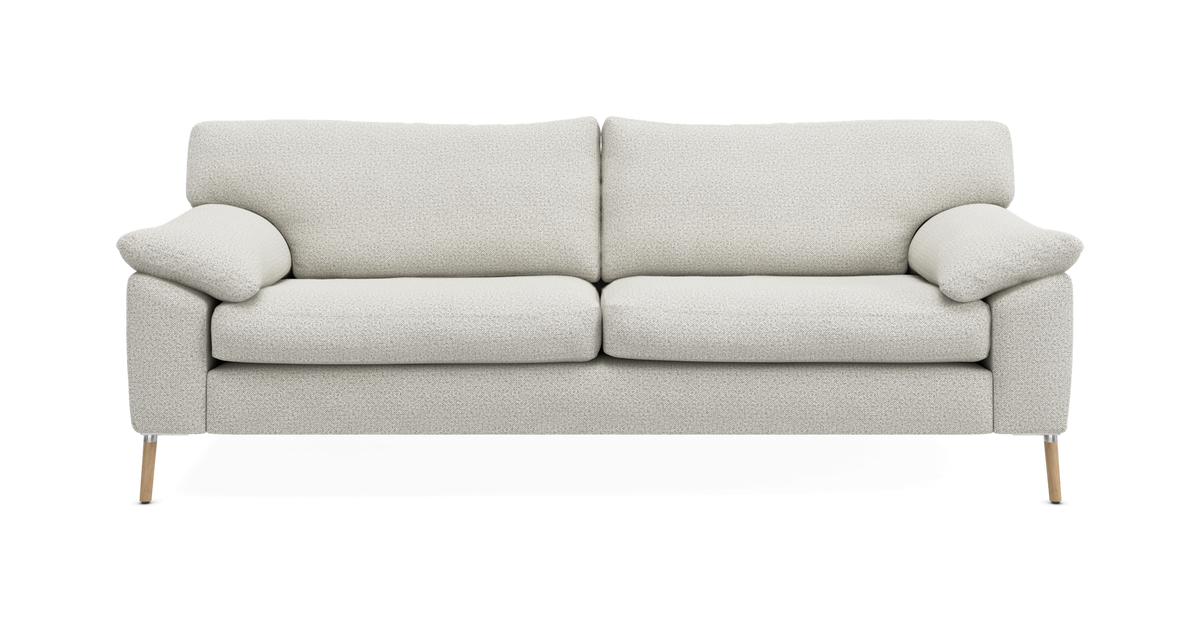 Ljusbeige 3-sits soffa med mjuka armstöd och träben, sedd framifrån.