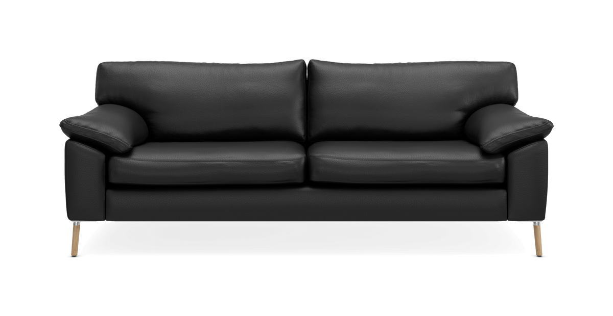 Svart 2-sits lädersoffa med träben sedd rakt framifrån.