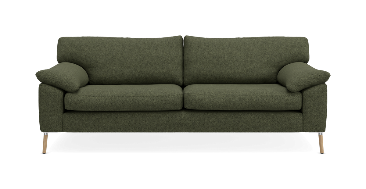 Olivgrön soffa med två sittdynor, rundade armstöd och träben, sedd rakt framifrån på ren bakgrund.