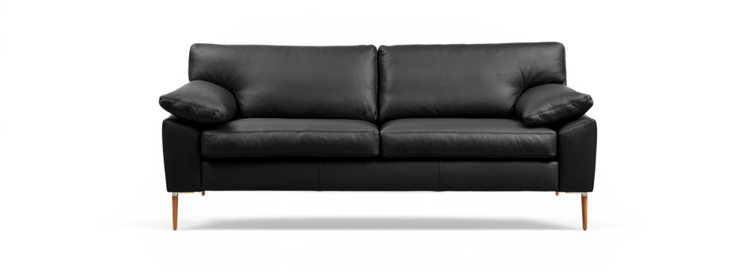 Svart lädersoffa med träben i frontvy på mörk bakgrund.