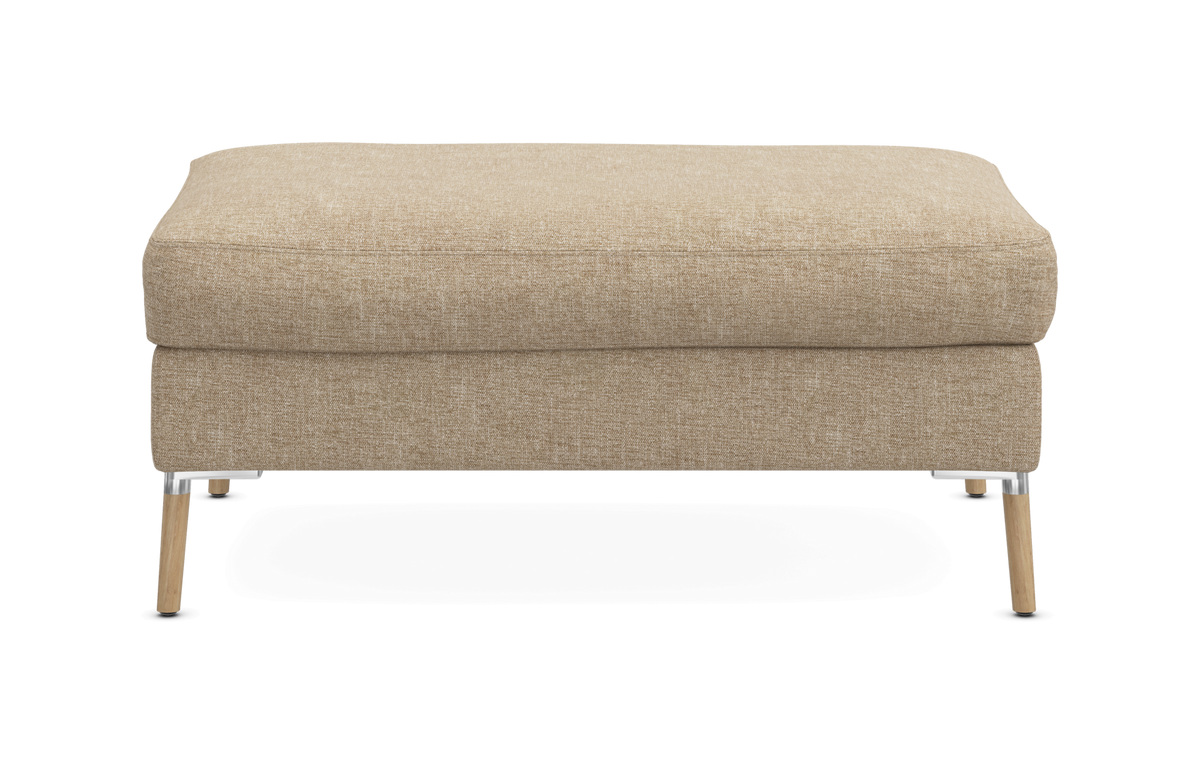 Beige fotpall/puff i tyg med ljusa träben, frilagd frontvy.
