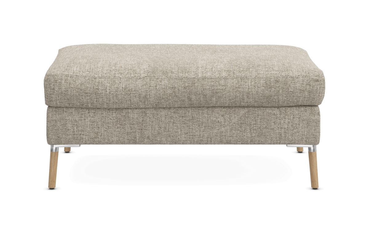 Beige fotpall med tygklädsel och träben.