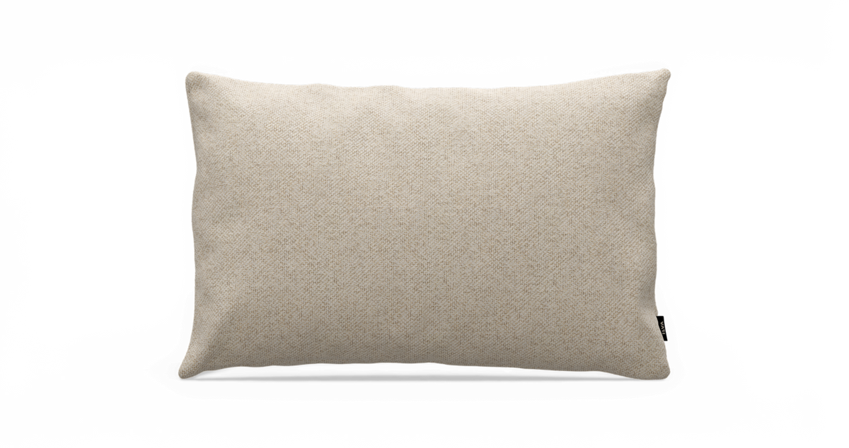 Beige rektangulär kudde med lätt melerad textur mot vit bakgrund.