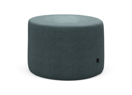 Rund puff/ottoman i blågrön tygklädsel, frilagd på vit bakgrund.