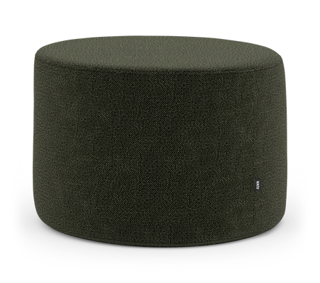 Mörkgrön, rund puff/ottoman i tyg med liten etikett “WII”, fotograferad som produkt mod en ljus bakgrund.