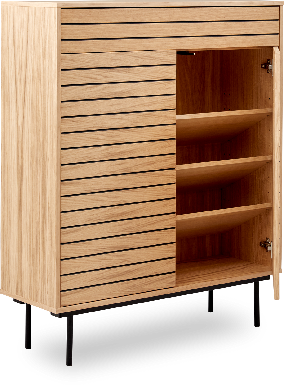 Sideboard i ljus ek med horisontella ribbor, en dörr öppen som visar hyllplan, svarta metallben.