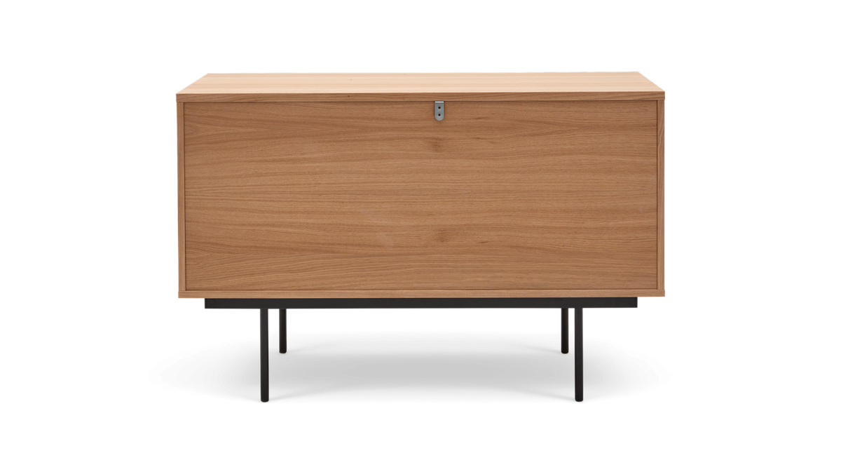 Låg förvaringsbänk/sideboard i ljus ek med nedfällbar front och svarta metallben, fotad rakt fram i studiomiljö.