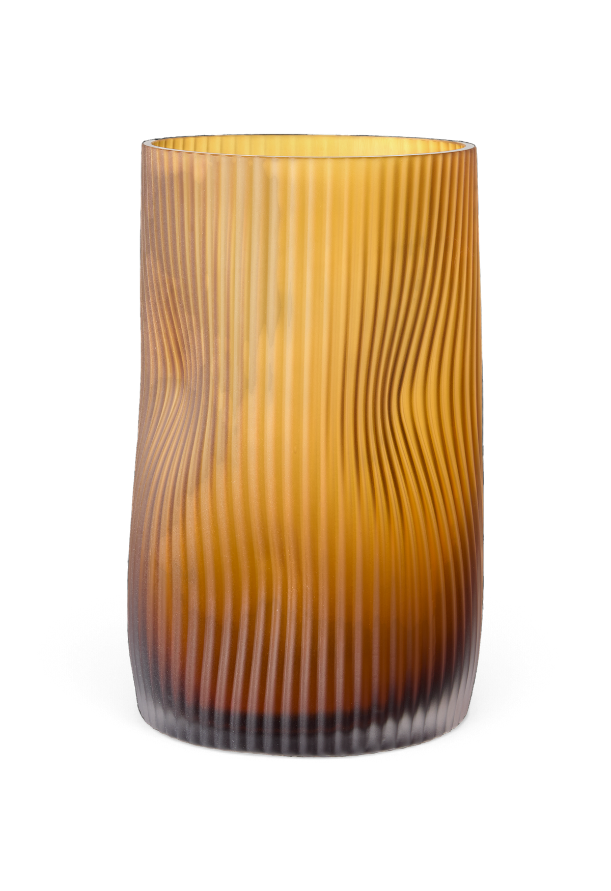 Ribbad cylinderformad vas i bärnstensfärgat glas med mörkare fot, frilagd mot svart bakgrund.