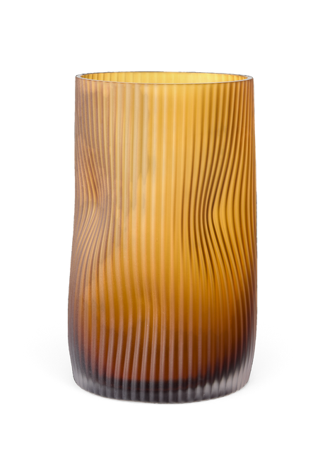 Ribbad cylinderformad vas i bärnstensfärgat glas med mörkare fot, frilagd mot svart bakgrund.