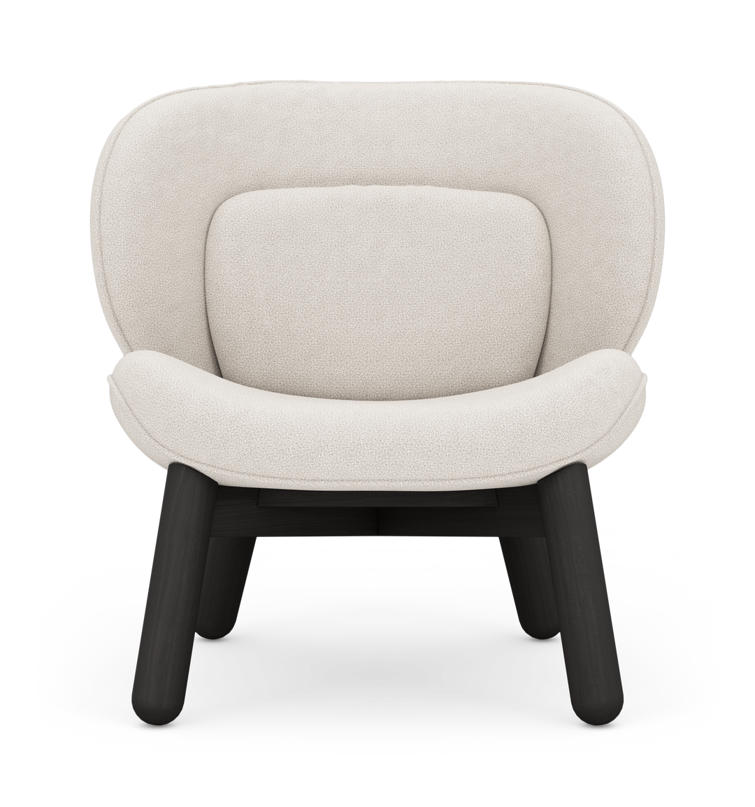 Framifrån tagen produktbild av en modern loungestol med ljus beige boucléklädsel och mörka träben på vit bakgrund.