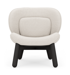 Framifrån tagen produktbild av en modern loungestol med ljus beige boucléklädsel och mörka träben på vit bakgrund.