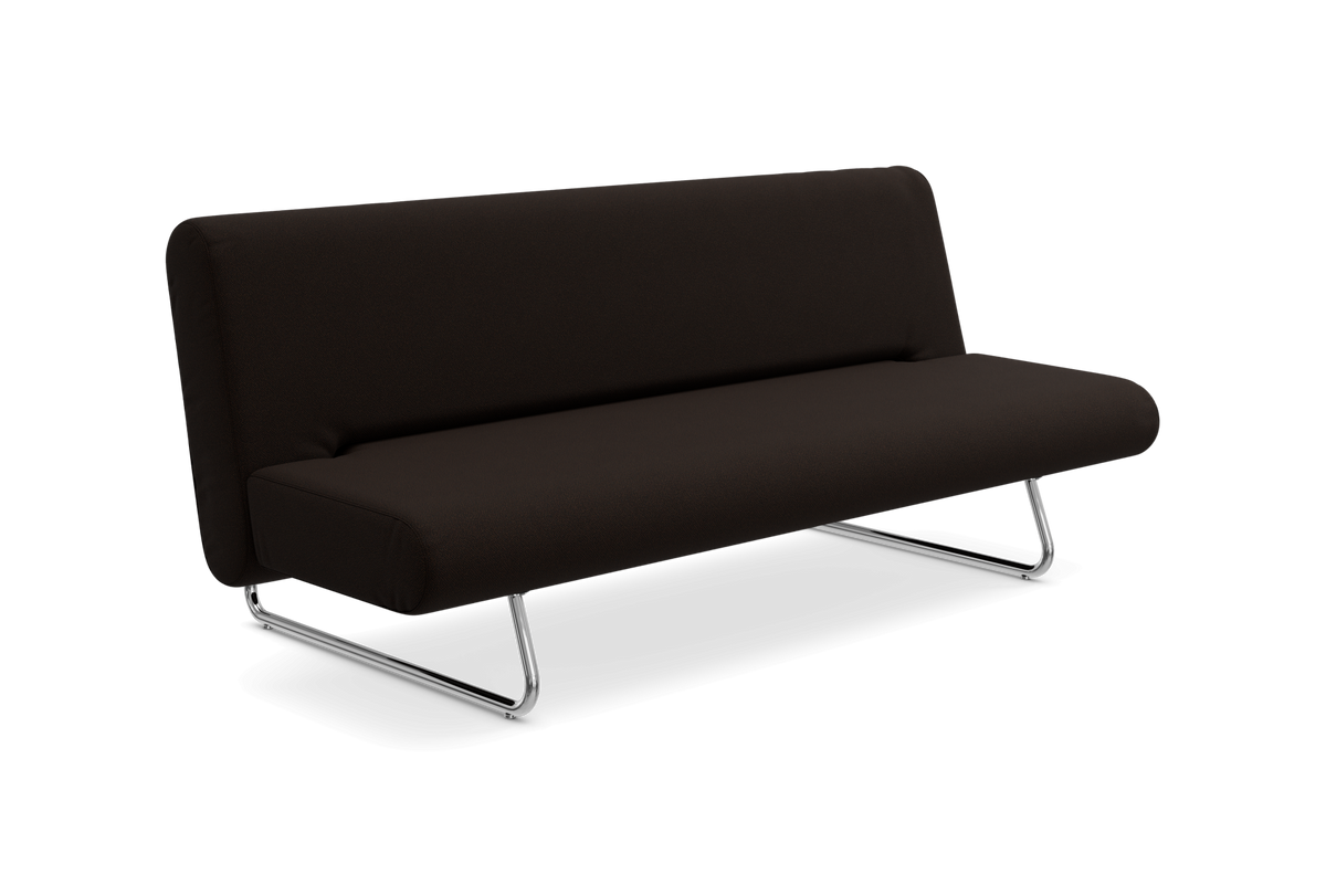 Modern mörkbrun soffa utan armstöd med kromade bygelben, frilagd mot vit bakgrund.
