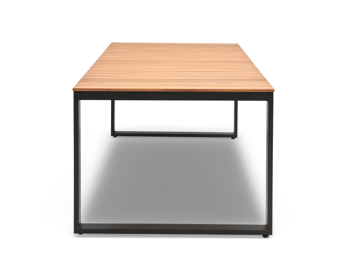 Rektangulärt bord med svart metallunderrede och ribbad träskiva, frontvy frilagd på transparent bakgrund.