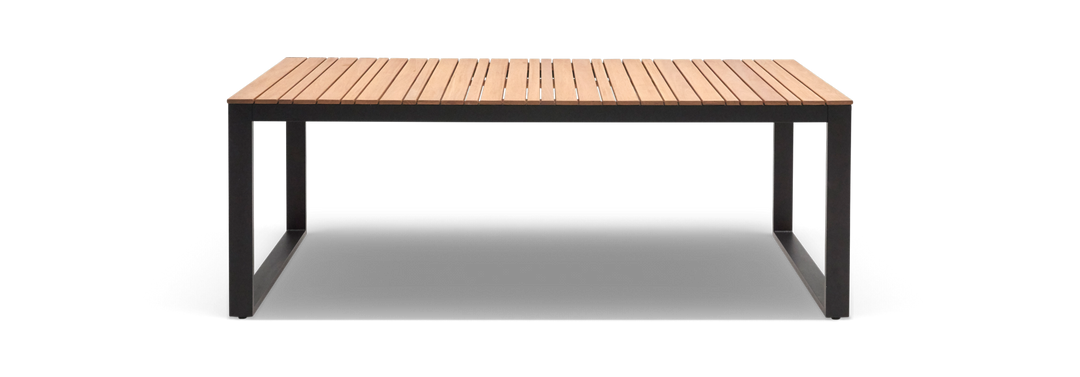 Rektangulärt bord med trälameller på bordsskivan och svart metallstativ, frilagt i frontvy.