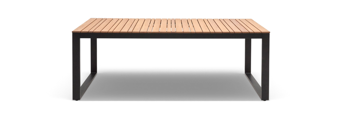 Rektangulärt bord med trälameller på bordsskivan och svart metallstativ, frilagt i frontvy.