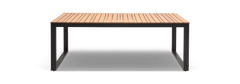 Rektangulärt bord med trälameller på bordsskivan och svart metallstativ, frilagt i frontvy.