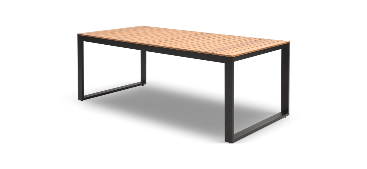 Rektangulärt bord med ribbad bordsskiva i trä och svart metallram, frilagd mot vit bakgrund.