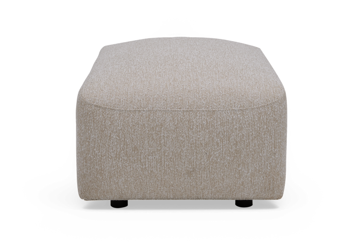 Beigefärgad rektangulär sittpuff/ottoman i textil, sedd framifrån.
