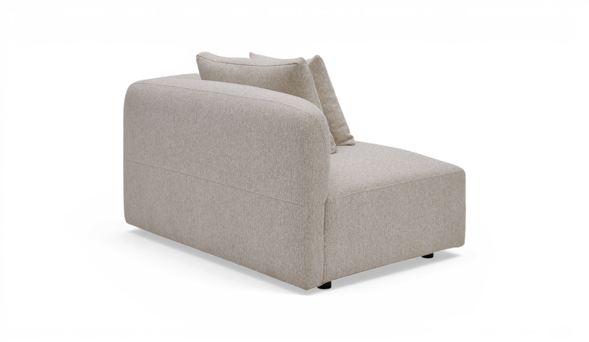 Modulsoffa i beige tyg med rundad rygg och två kuddar, visad snett bakifrån på vit bakgrund.