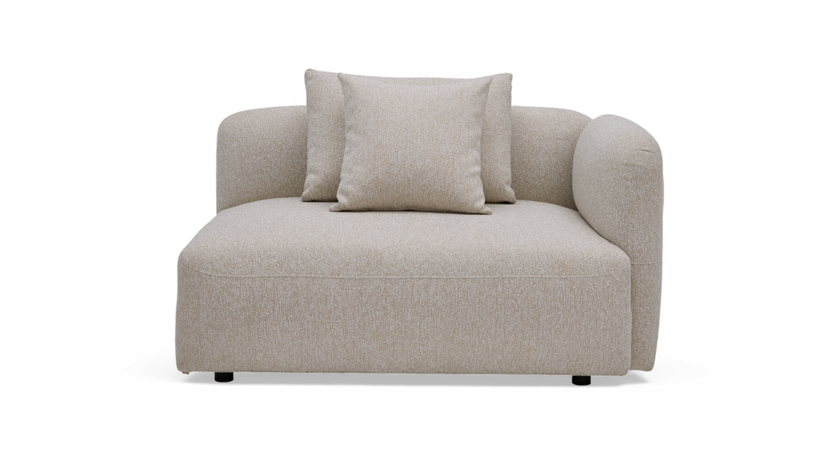 Beige soffmodul med höger armstöd och två kuddar på vit bakgrund.