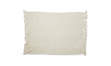 Beige pläd med fransar runt kanterna mot svart bakgrund.