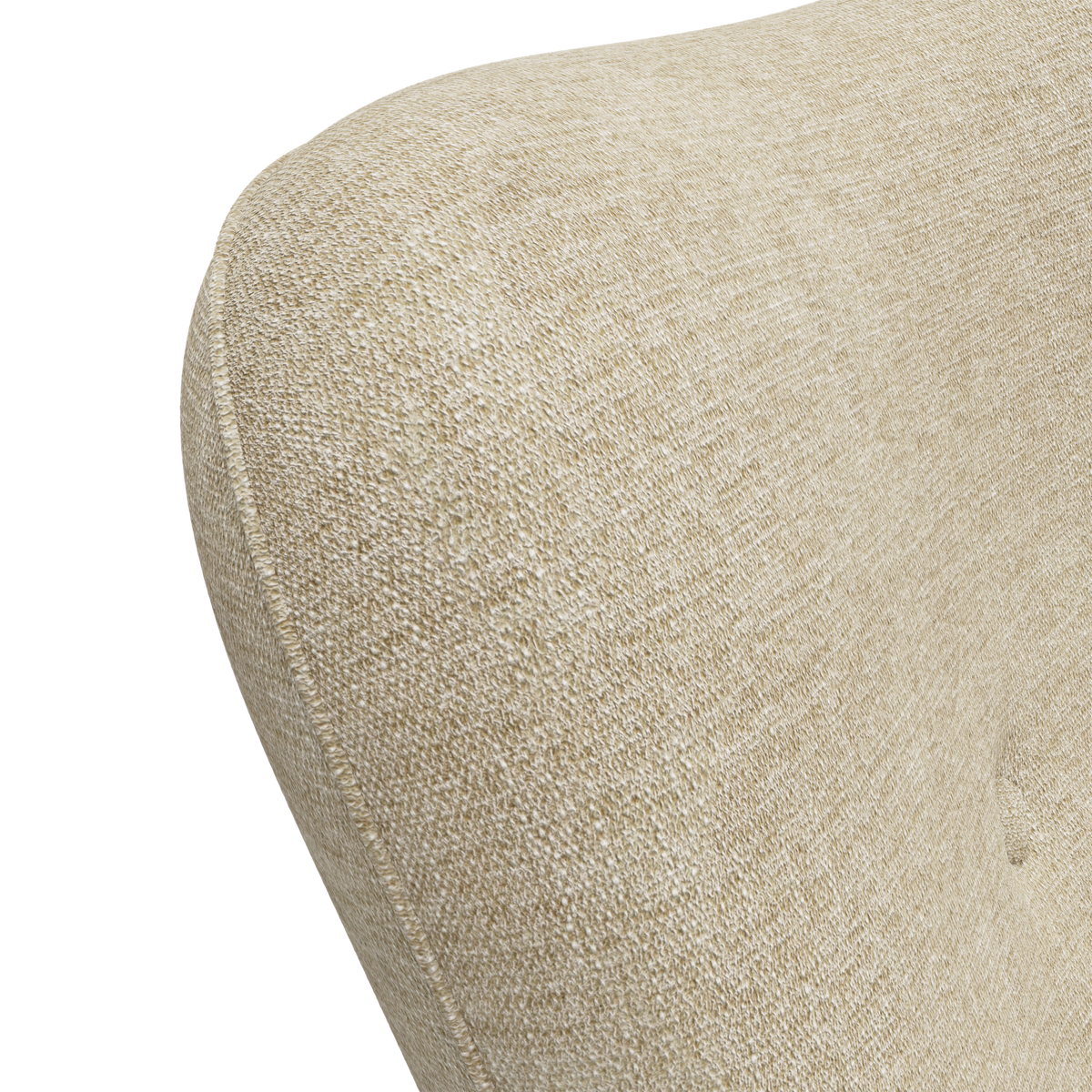 Närbild av beige, texturerat möbeltyg på rundad rygg med diskret knappdetalj.