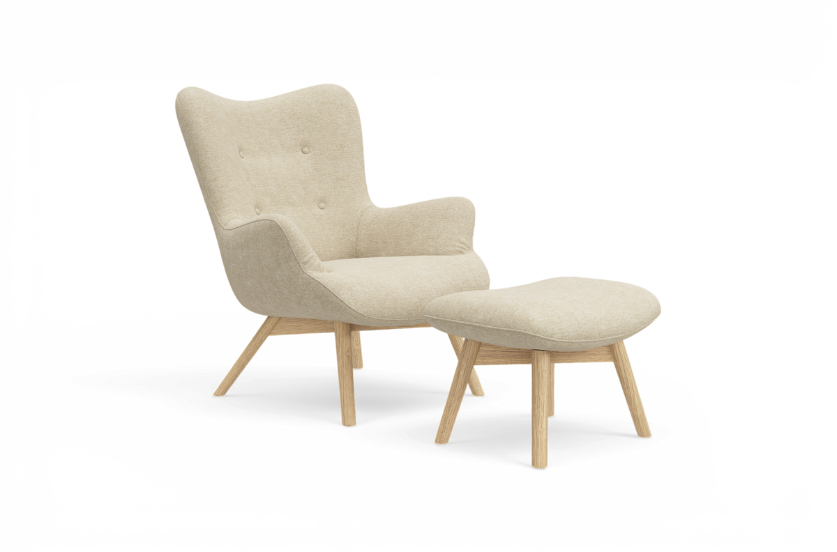 Beige fåtölj med matchande fotpall och ben i ljus ek, skandinavisk stil.