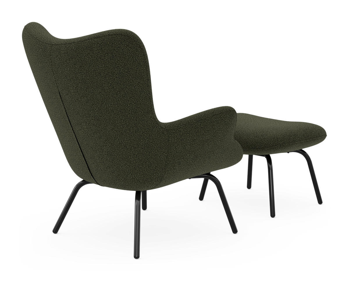 Mörkgrön loungefåtölj med fotpall på svarta metallben, bakifrån sned vy på vit bakgrund.