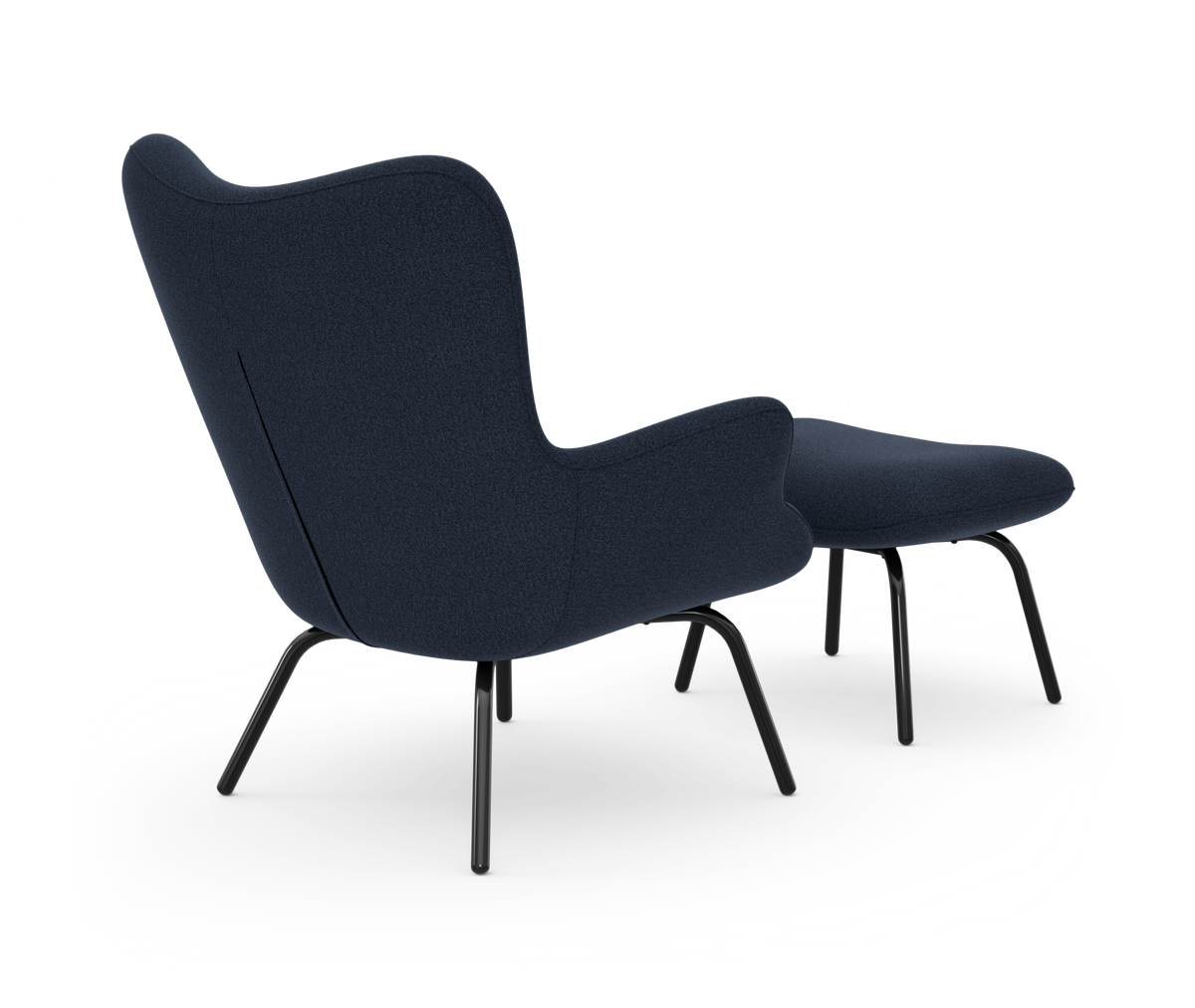 Mörkblå loungefåtölj med matchande fotpall, svarta metallben, sedd snett bakifrån på vit bakgrund.