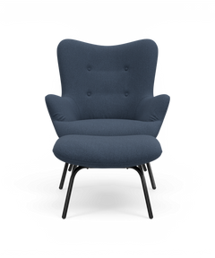 Blå loungefåtölj i textil med knappar på ryggstödet och svarta metallben, sedd rakt framifrån.