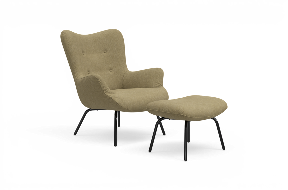Beige fåtölj med matchande fotpall och svarta metallben, frilagd på vit bakgrund.