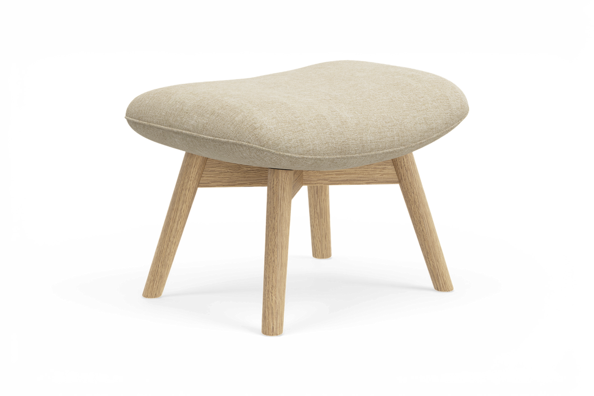 Beige polstrad pall med rundad sits och ljusa ekben, frilagd mot vit bakgrund.