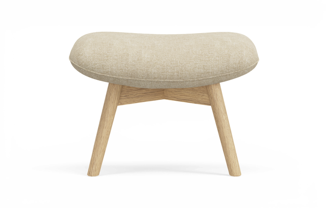 Beige fotpall med böjd, vadderad sits och ben i ljus ek, frilagd på vit bakgrund.