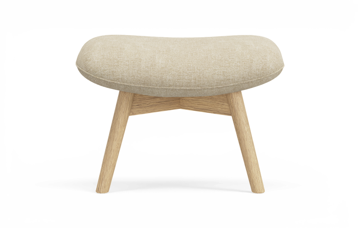 Beige fotpall med böjd, vadderad sits och ben i ljus ek, frilagd på vit bakgrund.