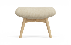 Beige fotpall med böjd, vadderad sits och ben i ljus ek, frilagd på vit bakgrund.